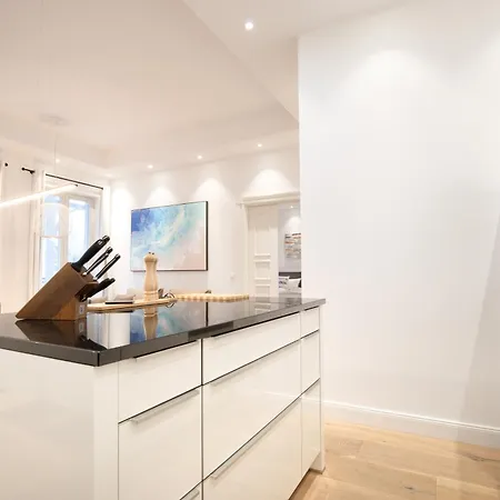 First Bel Etage アパート